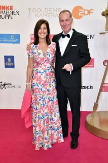 Stephan Lamby mit Ehefrau Laura Araoz bei der 54. Verleihung der Goldenen Kamera 2019 im Flughafen Tempelhof. Berlin, 30.03.2019