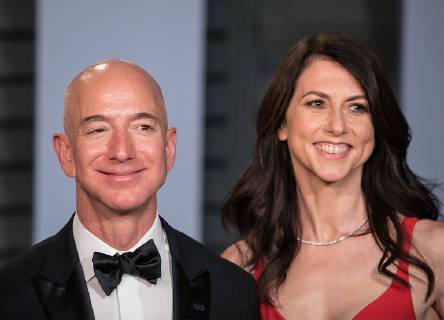 April 4, 2019 - Beverly Hills, California, United States of America - MacKenzie Bezos, noted in a Tweet that her 26 year marriage to Jeff Bezos has been formally dissolved and keep 25% of Amazon stock equivalent to about $35 billion as of today, Thursday, April 4, 2019. FILE PHOTO: Jeff Bezos on the red carpet of the 2018 Vanity Fair Oscar Party held at the Wallis Annenberg Center in Beverly Hills, California on Sunday March 4, 2018. JAVIER ROJAS PI Beverly Hills United States of America - ZUMAp124 20190404_zaa_p124_006 Copyright: xJavierxRojas Pix