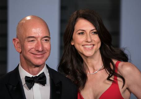 April 4, 2019 - Beverly Hills, California, United States of America - MacKenzie Bezos, noted in a Tweet that her 26 year marriage to Jeff Bezos has been formally dissolved and keep 25% of Amazon stock equivalent to about $35 billion as of today, Thursday, April 4, 2019. FILE PHOTO: Jeff Bezos on the red carpet of the 2018 Vanity Fair Oscar Party held at the Wallis Annenberg Center in Beverly Hills, California on Sunday March 4, 2018. JAVIER ROJAS PI Beverly Hills United States of America - ZUMAp124 20190404_zaa_p124_007 Copyright: xJavierxRojas Pix