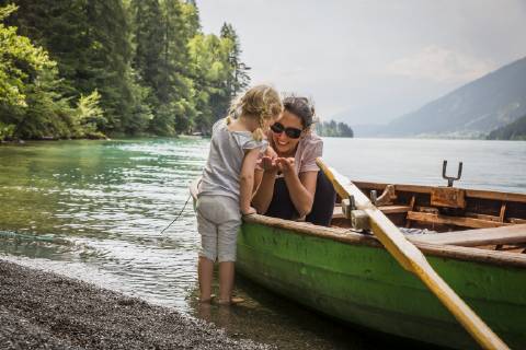 Austria, Carinthia, Weissensee, mother in rowing boat with daughter at the lakeside model released Symbolfoto AIF00564