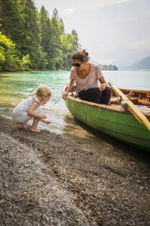 Austria, Carinthia, Weissensee, mother in rowing boat with daughter at the lakeside model released Symbolfoto AIF00565
