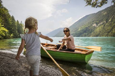 Austria, Carinthia, Weissensee, mother in rowing boat with daughter at the lakeside model released Symbolfoto AIF00567