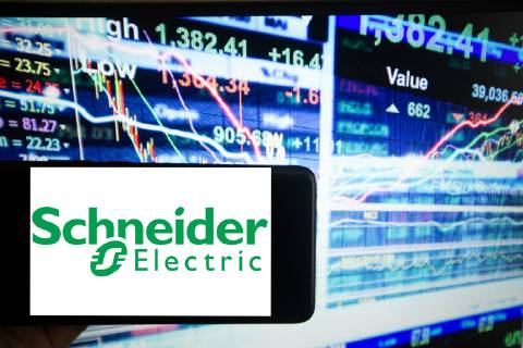 CAC 40 Unternehmen, Das Logo von Schneider Electric ist auf einem Bildschirm eines Smartphones zu sehen. Es ist im französischen Leitindex CAC 40 gelistet. CAC 40 steht für Cotation Assistee en Continu und es sind die 40 wichtigsten börsennotierten Unternehmen Frankreichs gelistet. Paris Ile de France Frankreich Euronext