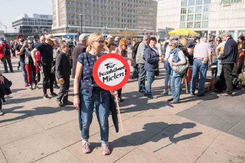 In Berlin haben am Samstag (06.04.19) mehrere Zehntausend Menschen fuer bezahlbaren Wohnraum und gegen Verdraengung durch steigende Mieten demonstriert. Aufgerufen zu der Demonstration hatte das Buendnis Gemeinsam gegen Verdraengung und Mietenwahnsinn . Die Demonstration und dazugehoerige Aktionstage sind ein Gemeinschaftsprojekt von ueber 280 mieten- und stadtpolitischen Gruppen, Vereinen, Verbaenden, sozialen Einrichtungen und vielen weiteren Organisationen aus dem ganzen Bundesgebiet. Demonstrationen und Aktionen fanden bundesweit in 24 Staedten und europaweit in Spanien, Niederlande, Italien, Belgien, Ungarn, Rumaenien, Irland, Portugal, Grossbritannien, Zypern, Mallorca, Frankreich statt. (Siehe epd-Meldung vom 06.04.2019) Mietenwahnsinn-Demo in Berlin