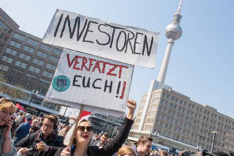 In Berlin haben am Samstag (06.04.19) mehrere Zehntausend Menschen fuer bezahlbaren Wohnraum und gegen Verdraengung durch steigende Mieten demonstriert. Aufgerufen zu der Demonstration hatte das Buendnis Gemeinsam gegen Verdraengung und Mietenwahnsinn . Die Demonstration und dazugehoerige Aktionstage sind ein Gemeinschaftsprojekt von ueber 280 mieten- und stadtpolitischen Gruppen, Vereinen, Verbaenden, sozialen Einrichtungen und vielen weiteren Organisationen aus dem ganzen Bundesgebiet. Demonstrationen und Aktionen fanden bundesweit in 24 Staedten und europaweit in Spanien, Niederlande, Italien, Belgien, Ungarn, Rumaenien, Irland, Portugal, Grossbritannien, Zypern, Mallorca, Frankreich statt. (Siehe epd-Meldung vom 06.04.2019) Mietenwahnsinn-Demo in Berlin