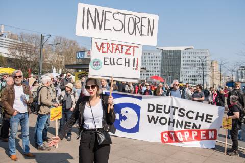 In Berlin haben am Samstag (06.04.19) mehrere Zehntausend Menschen fuer bezahlbaren Wohnraum und gegen Verdraengung durch steigende Mieten demonstriert. Aufgerufen zu der Demonstration hatte das Buendnis Gemeinsam gegen Verdraengung und Mietenwahnsinn . Die Demonstration und dazugehoerige Aktionstage sind ein Gemeinschaftsprojekt von ueber 280 mieten- und stadtpolitischen Gruppen, Vereinen, Verbaenden, sozialen Einrichtungen und vielen weiteren Organisationen aus dem ganzen Bundesgebiet. Demonstrationen und Aktionen fanden bundesweit in 24 Staedten und europaweit in Spanien, Niederlande, Italien, Belgien, Ungarn, Rumaenien, Irland, Portugal, Grossbritannien, Zypern, Mallorca, Frankreich statt. (Siehe epd-Meldung vom 06.04.2019) Mietenwahnsinn-Demo in Berlin