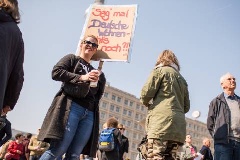 In Berlin haben am Samstag (06.04.19) mehrere Zehntausend Menschen fuer bezahlbaren Wohnraum und gegen Verdraengung durch steigende Mieten demonstriert. Aufgerufen zu der Demonstration hatte das Buendnis Gemeinsam gegen Verdraengung und Mietenwahnsinn . Die Demonstration und dazugehoerige Aktionstage sind ein Gemeinschaftsprojekt von ueber 280 mieten- und stadtpolitischen Gruppen, Vereinen, Verbaenden, sozialen Einrichtungen und vielen weiteren Organisationen aus dem ganzen Bundesgebiet. Demonstrationen und Aktionen fanden bundesweit in 24 Staedten und europaweit in Spanien, Niederlande, Italien, Belgien, Ungarn, Rumaenien, Irland, Portugal, Grossbritannien, Zypern, Mallorca, Frankreich statt. (Siehe epd-Meldung vom 06.04.2019) Mietenwahnsinn-Demo in Berlin