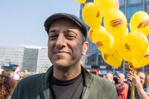 In Berlin haben am Samstag (06.04.19) mehrere Zehntausend Menschen fuer bezahlbaren Wohnraum und gegen Verdraengung durch steigende Mieten demonstriert. (Foto: Rouzbeh Taheri, einer der Organisatoren des Volksbegehren) Aufgerufen zu der Demonstration hatte das Buendnis Gemeinsam gegen Verdraengung und Mietenwahnsinn . Die Demonstration und dazugehoerige Aktionstage sind ein Gemeinschaftsprojekt von ueber 280 mieten- und stadtpolitischen Gruppen, Vereinen, Verbaenden, sozialen Einrichtungen und vielen weiteren Organisationen aus dem ganzen Bundesgebiet. Demonstrationen und Aktionen fanden bundesweit in 24 Staedten und europaweit in Spanien, Niederlande, Italien, Belgien, Ungarn, Rumaenien, Irland, Portugal, Grossbritannien, Zypern, Mallorca, Frankreich statt. (Siehe epd-Meldung vom 06.04.2019) Mietenwahnsinn-Demo in Berlin