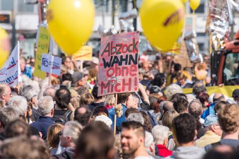 In Berlin haben am Samstag (06.04.19) mehrere Zehntausend Menschen fuer bezahlbaren Wohnraum und gegen Verdraengung durch steigende Mieten demonstriert. Aufgerufen zu der Demonstration hatte das Buendnis Gemeinsam gegen Verdraengung und Mietenwahnsinn . Die Demonstration und dazugehoerige Aktionstage sind ein Gemeinschaftsprojekt von ueber 280 mieten- und stadtpolitischen Gruppen, Vereinen, Verbaenden, sozialen Einrichtungen und vielen weiteren Organisationen aus dem ganzen Bundesgebiet. Demonstrationen und Aktionen fanden bundesweit in 24 Staedten und europaweit in Spanien, Niederlande, Italien, Belgien, Ungarn, Rumaenien, Irland, Portugal, Grossbritannien, Zypern, Mallorca, Frankreich statt. (Siehe epd-Meldung vom 06.04.2019) Mietenwahnsinn-Demo in Berlin