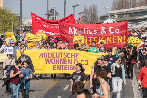 In Berlin haben am Samstag (06.04.19) mehrere Zehntausend Menschen fuer bezahlbaren Wohnraum und gegen Verdraengung durch steigende Mieten demonstriert. Aufgerufen zu der Demonstration hatte das Buendnis Gemeinsam gegen Verdraengung und Mietenwahnsinn . Die Demonstration und dazugehoerige Aktionstage sind ein Gemeinschaftsprojekt von ueber 280 mieten- und stadtpolitischen Gruppen, Vereinen, Verbaenden, sozialen Einrichtungen und vielen weiteren Organisationen aus dem ganzen Bundesgebiet. Demonstrationen und Aktionen fanden bundesweit in 24 Staedten und europaweit in Spanien, Niederlande, Italien, Belgien, Ungarn, Rumaenien, Irland, Portugal, Grossbritannien, Zypern, Mallorca, Frankreich statt. (Siehe epd-Meldung vom 06.04.2019) Mietenwahnsinn-Demo in Berlin