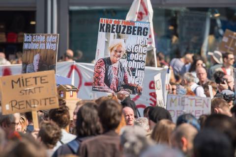 In Berlin haben am Samstag (06.04.19) mehrere Zehntausend Menschen fuer bezahlbaren Wohnraum und gegen Verdraengung durch steigende Mieten demonstriert. Aufgerufen zu der Demonstration hatte das Buendnis Gemeinsam gegen Verdraengung und Mietenwahnsinn . Die Demonstration und dazugehoerige Aktionstage sind ein Gemeinschaftsprojekt von ueber 280 mieten- und stadtpolitischen Gruppen, Vereinen, Verbaenden, sozialen Einrichtungen und vielen weiteren Organisationen aus dem ganzen Bundesgebiet. Demonstrationen und Aktionen fanden bundesweit in 24 Staedten und europaweit in Spanien, Niederlande, Italien, Belgien, Ungarn, Rumaenien, Irland, Portugal, Grossbritannien, Zypern, Mallorca, Frankreich statt. (Siehe epd-Meldung vom 06.04.2019) Mietenwahnsinn-Demo in Berlin
