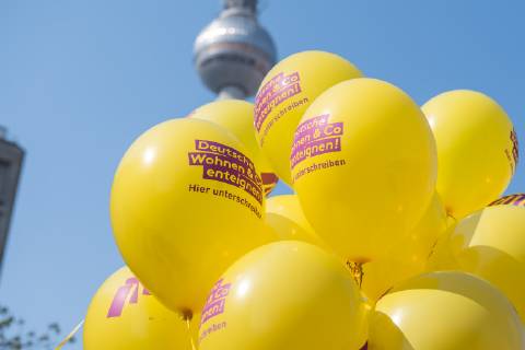 In Berlin haben am Samstag (06.04.19) mehrere Zehntausend Menschen fuer bezahlbaren Wohnraum und gegen Verdraengung durch steigende Mieten demonstriert. Aufgerufen zu der Demonstration hatte das Buendnis Gemeinsam gegen Verdraengung und Mietenwahnsinn . Die Demonstration und dazugehoerige Aktionstage sind ein Gemeinschaftsprojekt von ueber 280 mieten- und stadtpolitischen Gruppen, Vereinen, Verbaenden, sozialen Einrichtungen und vielen weiteren Organisationen aus dem ganzen Bundesgebiet. Demonstrationen und Aktionen fanden bundesweit in 24 Staedten und europaweit in Spanien, Niederlande, Italien, Belgien, Ungarn, Rumaenien, Irland, Portugal, Grossbritannien, Zypern, Mallorca, Frankreich statt. (Siehe epd-Meldung vom 06.04.2019) Mietenwahnsinn-Demo in Berlin