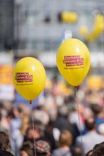In Berlin haben am Samstag (06.04.19) mehrere Zehntausend Menschen fuer bezahlbaren Wohnraum und gegen Verdraengung durch steigende Mieten demonstriert. Aufgerufen zu der Demonstration hatte das Buendnis Gemeinsam gegen Verdraengung und Mietenwahnsinn . Die Demonstration und dazugehoerige Aktionstage sind ein Gemeinschaftsprojekt von ueber 280 mieten- und stadtpolitischen Gruppen, Vereinen, Verbaenden, sozialen Einrichtungen und vielen weiteren Organisationen aus dem ganzen Bundesgebiet. Demonstrationen und Aktionen fanden bundesweit in 24 Staedten und europaweit in Spanien, Niederlande, Italien, Belgien, Ungarn, Rumaenien, Irland, Portugal, Grossbritannien, Zypern, Mallorca, Frankreich statt. (Siehe epd-Meldung vom 06.04.2019) Mietenwahnsinn-Demo in Berlin