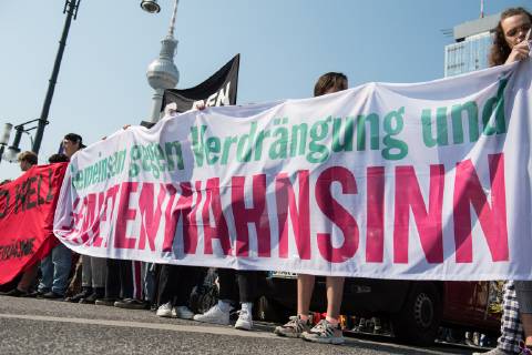 In Berlin haben am Samstag (06.04.19) mehrere Zehntausend Menschen fuer bezahlbaren Wohnraum und gegen Verdraengung durch steigende Mieten demonstriert. Aufgerufen zu der Demonstration hatte das Buendnis Gemeinsam gegen Verdraengung und Mietenwahnsinn . Die Demonstration und dazugehoerige Aktionstage sind ein Gemeinschaftsprojekt von ueber 280 mieten- und stadtpolitischen Gruppen, Vereinen, Verbaenden, sozialen Einrichtungen und vielen weiteren Organisationen aus dem ganzen Bundesgebiet. Demonstrationen und Aktionen fanden bundesweit in 24 Staedten und europaweit in Spanien, Niederlande, Italien, Belgien, Ungarn, Rumaenien, Irland, Portugal, Grossbritannien, Zypern, Mallorca, Frankreich statt. (Siehe epd-Meldung vom 06.04.2019) Mietenwahnsinn-Demo in Berlin