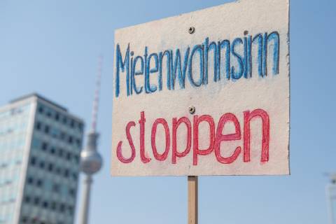 In Berlin haben am Samstag (06.04.19) mehrere Zehntausend Menschen fuer bezahlbaren Wohnraum und gegen Verdraengung durch steigende Mieten demonstriert. Aufgerufen zu der Demonstration hatte das Buendnis Gemeinsam gegen Verdraengung und Mietenwahnsinn . Die Demonstration und dazugehoerige Aktionstage sind ein Gemeinschaftsprojekt von ueber 280 mieten- und stadtpolitischen Gruppen, Vereinen, Verbaenden, sozialen Einrichtungen und vielen weiteren Organisationen aus dem ganzen Bundesgebiet. Demonstrationen und Aktionen fanden bundesweit in 24 Staedten und europaweit in Spanien, Niederlande, Italien, Belgien, Ungarn, Rumaenien, Irland, Portugal, Grossbritannien, Zypern, Mallorca, Frankreich statt. (Siehe epd-Meldung vom 06.04.2019) Mietenwahnsinn-Demo in Berlin
