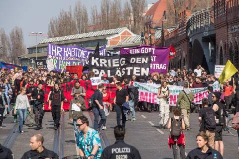 In Berlin haben am Samstag (06.04.19) mehrere Zehntausend Menschen fuer bezahlbaren Wohnraum und gegen Verdraengung durch steigende Mieten demonstriert. Aufgerufen zu der Demonstration hatte das Buendnis Gemeinsam gegen Verdraengung und Mietenwahnsinn . Die Demonstration und dazugehoerige Aktionstage sind ein Gemeinschaftsprojekt von ueber 280 mieten- und stadtpolitischen Gruppen, Vereinen, Verbaenden, sozialen Einrichtungen und vielen weiteren Organisationen aus dem ganzen Bundesgebiet. Demonstrationen und Aktionen fanden bundesweit in 24 Staedten und europaweit in Spanien, Niederlande, Italien, Belgien, Ungarn, Rumaenien, Irland, Portugal, Grossbritannien, Zypern, Mallorca, Frankreich statt. (Siehe epd-Meldung vom 06.04.2019) Mietenwahnsinn-Demo in Berlin