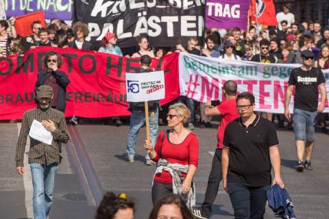 In Berlin haben am Samstag (06.04.19) mehrere Zehntausend Menschen fuer bezahlbaren Wohnraum und gegen Verdraengung durch steigende Mieten demonstriert. Aufgerufen zu der Demonstration hatte das Buendnis Gemeinsam gegen Verdraengung und Mietenwahnsinn . Die Demonstration und dazugehoerige Aktionstage sind ein Gemeinschaftsprojekt von ueber 280 mieten- und stadtpolitischen Gruppen, Vereinen, Verbaenden, sozialen Einrichtungen und vielen weiteren Organisationen aus dem ganzen Bundesgebiet. Demonstrationen und Aktionen fanden bundesweit in 24 Staedten und europaweit in Spanien, Niederlande, Italien, Belgien, Ungarn, Rumaenien, Irland, Portugal, Grossbritannien, Zypern, Mallorca, Frankreich statt. (Siehe epd-Meldung vom 06.04.2019) Mietenwahnsinn-Demo in Berlin