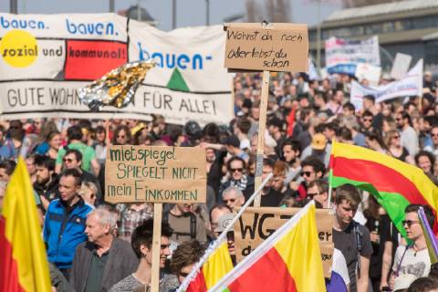 In Berlin haben am Samstag (06.04.19) mehrere Zehntausend Menschen fuer bezahlbaren Wohnraum und gegen Verdraengung durch steigende Mieten demonstriert. Aufgerufen zu der Demonstration hatte das Buendnis Gemeinsam gegen Verdraengung und Mietenwahnsinn . Die Demonstration und dazugehoerige Aktionstage sind ein Gemeinschaftsprojekt von ueber 280 mieten- und stadtpolitischen Gruppen, Vereinen, Verbaenden, sozialen Einrichtungen und vielen weiteren Organisationen aus dem ganzen Bundesgebiet. Demonstrationen und Aktionen fanden bundesweit in 24 Staedten und europaweit in Spanien, Niederlande, Italien, Belgien, Ungarn, Rumaenien, Irland, Portugal, Grossbritannien, Zypern, Mallorca, Frankreich statt. (Siehe epd-Meldung vom 06.04.2019) Mietenwahnsinn-Demo in Berlin