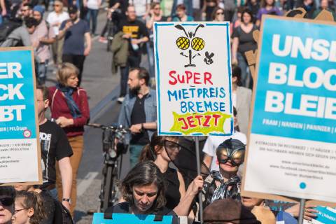 In Berlin haben am Samstag (06.04.19) mehrere Zehntausend Menschen fuer bezahlbaren Wohnraum und gegen Verdraengung durch steigende Mieten demonstriert. Aufgerufen zu der Demonstration hatte das Buendnis Gemeinsam gegen Verdraengung und Mietenwahnsinn . Die Demonstration und dazugehoerige Aktionstage sind ein Gemeinschaftsprojekt von ueber 280 mieten- und stadtpolitischen Gruppen, Vereinen, Verbaenden, sozialen Einrichtungen und vielen weiteren Organisationen aus dem ganzen Bundesgebiet. Demonstrationen und Aktionen fanden bundesweit in 24 Staedten und europaweit in Spanien, Niederlande, Italien, Belgien, Ungarn, Rumaenien, Irland, Portugal, Grossbritannien, Zypern, Mallorca, Frankreich statt. (Siehe epd-Meldung vom 06.04.2019) Mietenwahnsinn-Demo in Berlin