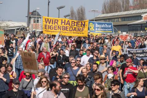 In Berlin haben am Samstag (06.04.19) mehrere Zehntausend Menschen fuer bezahlbaren Wohnraum und gegen Verdraengung durch steigende Mieten demonstriert. Aufgerufen zu der Demonstration hatte das Buendnis Gemeinsam gegen Verdraengung und Mietenwahnsinn . Die Demonstration und dazugehoerige Aktionstage sind ein Gemeinschaftsprojekt von ueber 280 mieten- und stadtpolitischen Gruppen, Vereinen, Verbaenden, sozialen Einrichtungen und vielen weiteren Organisationen aus dem ganzen Bundesgebiet. Demonstrationen und Aktionen fanden bundesweit in 24 Staedten und europaweit in Spanien, Niederlande, Italien, Belgien, Ungarn, Rumaenien, Irland, Portugal, Grossbritannien, Zypern, Mallorca, Frankreich statt. (Siehe epd-Meldung vom 06.04.2019) Mietenwahnsinn-Demo in Berlin