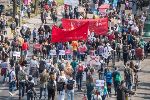 In Berlin haben am Samstag (06.04.19) mehrere Zehntausend Menschen fuer bezahlbaren Wohnraum und gegen Verdraengung durch steigende Mieten demonstriert. Aufgerufen zu der Demonstration hatte das Buendnis Gemeinsam gegen Verdraengung und Mietenwahnsinn . Die Demonstration und dazugehoerige Aktionstage sind ein Gemeinschaftsprojekt von ueber 280 mieten- und stadtpolitischen Gruppen, Vereinen, Verbaenden, sozialen Einrichtungen und vielen weiteren Organisationen aus dem ganzen Bundesgebiet. Demonstrationen und Aktionen fanden bundesweit in 24 Staedten und europaweit in Spanien, Niederlande, Italien, Belgien, Ungarn, Rumaenien, Irland, Portugal, Grossbritannien, Zypern, Mallorca, Frankreich statt. (Siehe epd-Meldung vom 06.04.2019) Mietenwahnsinn-Demo in Berlin