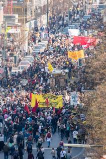 In Berlin haben am Samstag (06.04.19) mehrere Zehntausend Menschen fuer bezahlbaren Wohnraum und gegen Verdraengung durch steigende Mieten demonstriert. Aufgerufen zu der Demonstration hatte das Buendnis Gemeinsam gegen Verdraengung und Mietenwahnsinn . Die Demonstration und dazugehoerige Aktionstage sind ein Gemeinschaftsprojekt von ueber 280 mieten- und stadtpolitischen Gruppen, Vereinen, Verbaenden, sozialen Einrichtungen und vielen weiteren Organisationen aus dem ganzen Bundesgebiet. Demonstrationen und Aktionen fanden bundesweit in 24 Staedten und europaweit in Spanien, Niederlande, Italien, Belgien, Ungarn, Rumaenien, Irland, Portugal, Grossbritannien, Zypern, Mallorca, Frankreich statt. (Siehe epd-Meldung vom 06.04.2019) Mietenwahnsinn-Demo in Berlin