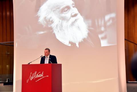 Der Preisträger Lifeline -Kapitän Claus-Peter Reisch am 07.04.2019 in Köln bei der Verleihung des Lew Kopolew Preis für Frieden und Menschenrechte 2019, der dieses Jahr an den Kapitän Claus Peter Reisch und die Dresdner Seenotrettungsinitiative Mission Lifeline e.V verliehen wurde.