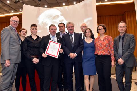 News Bilder des Tages Chef der Kreissparkasse Köln Alexander Wüerst (l) Preisträger der Dresdner Seenotrettungsinitiative Mission Lifeline , Preisträger Lifeline -Kapitän Claus-Peter Reisch (4.v.l.) und Luxemburgs Aussenminister Jean Asselborn (6.v.l.) und Preisträger Mitarbeiter der Dresdner Seenotrettungsinitiative Mission Lifeline , am 07.04.2019 in Köln bei der Verleihung des Lew Kopolew Preis für Frieden und Menschenrechte 2019, der dieses Jahr an den Kapitän Claus Peter Reisch und die Dresdner Seenotrettungsinitiative Mission Lifeline e.V verliehen wurde.