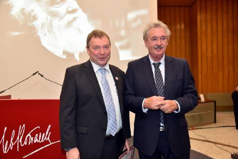 Preisträger Lifeline -Kapitän Claus-Peter Reisch , l-r, und Luxemburgs Aussenminister Jean Asselborn am 07.04.2019 in Köln bei der Verleihung des Lew Kopolew Preis für Frieden und Menschenrechte 2019, der dieses Jahr an den Kapitän Claus Peter Reisch und die Dresdner Seenotrettungsinitiative Mission Lifeline e.V verliehen wurde.