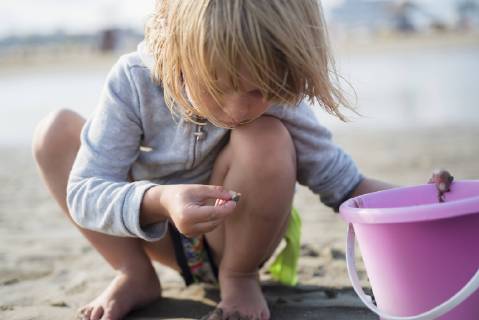 Little girl with bucket on the beach model released Symbolfoto  PSIF00221