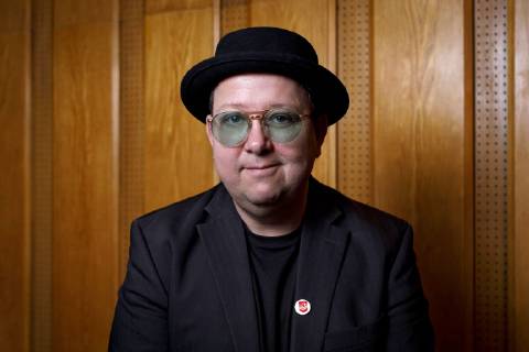 Sebastian Krumbiegel bei der Verleihung des Lew Kopelew Preis für Frieden und Menschenrechte 2019, der dieses Jahr an den Kapitän Claus-Peter Reisch und die Dresdner Seenotrettungsinitiative Mission Life e.V. verliehen wurde, in der Zentrale der Kreissparkasse Köln am Neumarkt. Köln, 07.04.2019