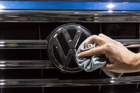 VW Emblem beim Polieren