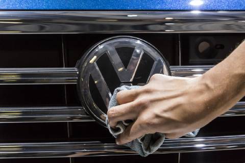 VW Emblem beim Polieren