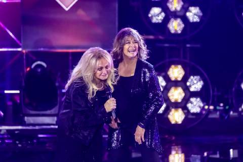 DEU, Deutschland, Offenburg, 12.04.2019 - Wencke Myhre (rechts), Bonnie Tyler. 50 Jahre ZDF-Hitparade. Mit einer großen Samstagabend-Jubiläumsshow feiert der senden den Geburtstag des TV-Klassikers. Thomas G o t t s c h a l k moderiert die Sendung mit Schlagern und Hitparaden-Lieblingen. Ausgestrahlt wird die Sendung am 27. April 2019, Aufzeichnung war in der Baden- Arena in Offenburg.