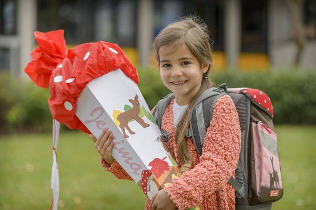Mädchen, 6 Jahre, Portrait, mit Schultüte und Schulranzen, Einschulung, Deutschland, Europa Copyright: imageBROKER/ElmarxHerz iblely04876202.jpg