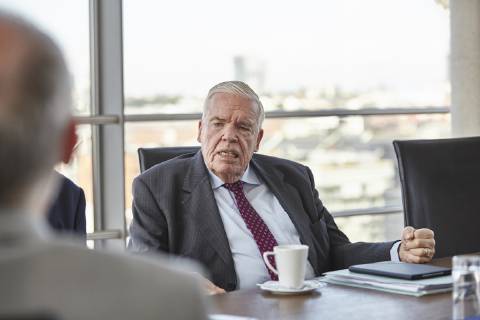 Klaus-Michael Kühne im Interview DEU, Deutschland, Hamburg, 01.09.2017: Klaus-Michael Kühne und Karl Gernandt im Gespräch mit den Handelsblatt-Redakteuren Thomas Tuma und Christoph Schlautmann. Im Bild: Kühne. Das Foto wurde im Hauptgebäude der Kühne + Nagel (AG & Co.) KG, Großer Grasbrook 11-13 in Hamburg aufgenommen.