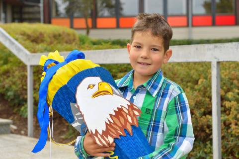 Junge, 6 Jahre, Einschulung mit Schultüte, Portrait, Deutschland, Europa Copyright: imageBROKER/ElmarxHerz iblely04876257.jpg