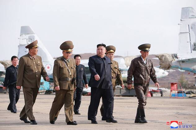 News Themen der Woche KW16 News Bilder des Tages News Bilder des Tages This image released on April 17, 2019, by the North Korean Official News Service (KCNA), shows North Korean leader Kim Jong Un overseeing defensive maneuvers by pilots of Unit 1017 of the Korean People s Army Air and Anti-Air Force.  WAX2019041701 KCNA