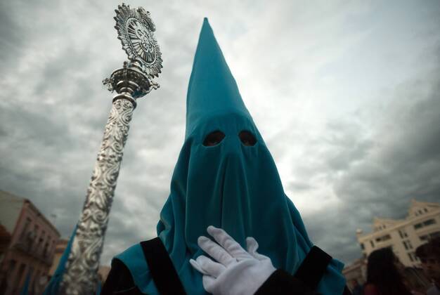 News Themen der Woche KW16 News Bilder des Tages April 19, 2019 - Malaga, MALAGA, Spain - A penitent of Traslado brotherhood is seen looking on as he takes part during the holy week procession..The Holy Week in Andalusia is one of the most important and famous religious feasts in Spain. Every year, thousands of Christian believers celebrate the Holy Week of Easter with the crucifixion and resurrection of Jesus Christ. Malaga Spain - ZUMAs197 20190419_zaa_s197_185 Copyright: xJesusxMeridax