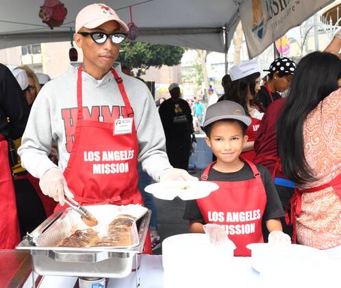 Entertainment Themen der Woche KW16 Entertainment Bilder des Tages Pharrell Williams mit Sohn Rocket Ayer bei Osteressen mit 4000 Obdachslosen in Los Angeles 19 April 2019 - Los Angeles, California - Pharrell Williams. The Los Angeles Mission Hosts Easter For The Homeless held at the LA Mission. Photo Credit: Birdie Thompson AdMedia 238034 2019-04-19 California Los Angeles Etats-Unis  Copyright: xAdMediax STAR_238034_006