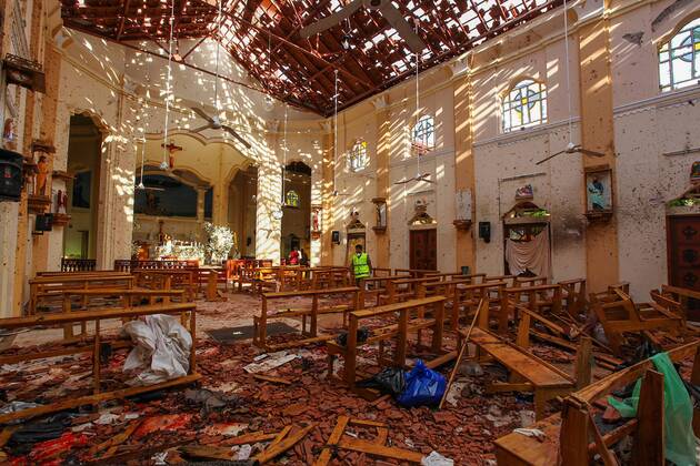 News Themen der Woche KW16 News Bilder des Tages Sri Lankan soldiers look on inside the St Sebastian s Church at Negombo on April 21, 2019, following a bomb blast during the Easter service that killed worshippers. A series of eight devastating bomb blasts ripped through high-end hotels and churches holding Easter services in Sri Lanka on April 21, killing nearly 200 people, including dozens of foreigners.  SRI2019042101 PERERAxSAMEER