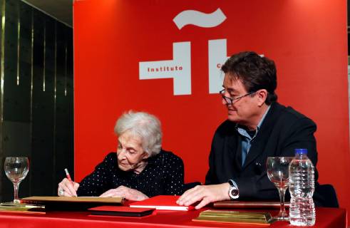 Uruguayan poet Ida Vitale (L) signs a document next to director of the Cervantes Institute, Luis Garcia Montero (R) during an event in which she stored her legacy inside a safe of the Caja de las Letras (box of letters) held at the Spanish Cervantes Institute, in Madrid, Spain, 22 April 2019. Ida Vitale will receive the Cervantes 2018 Award on 23 April 2019, one of the most important accolades in Spanish language, as a recognition to her career. Uruguayan poet Ida Vitale will receive Cervantes 2018 Award in Madrid !ACHTUNG: NUR REDAKTIONELLE NUTZUNG!  Copyright: xBALLESTEROSx GRAF5439 20190422-636915405785506210