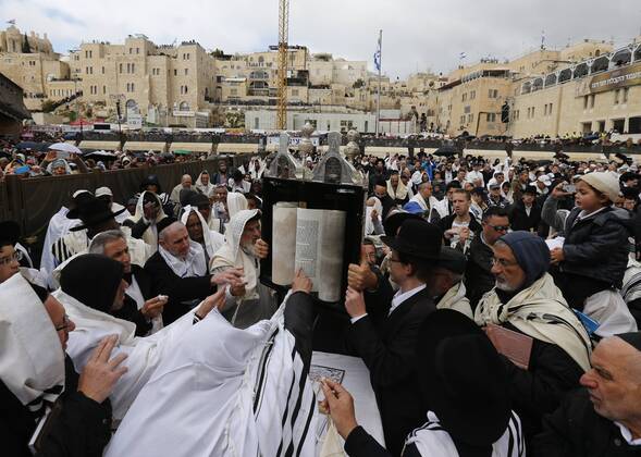 News Themen der Woche KW17 News Bilder des Tages (190422) -- JERUSALEM, April 22, 2019 -- Jews participate in the priestly blessing during the Passover holiday at the Western Wall in the Old City of Jerusalem on April 22, 2019. Thousands of Jews make the pilgrimage to Jerusalem during the eight-day Passover holiday, which commemorates the Israelites exodus from slavery in Egypt some 3,500 years ago. ) MIDEAST-JERUSALEM-PASSOVER CELEBRATION MuammarxAwad 