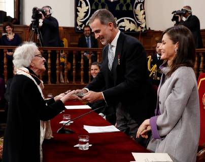 Uruguayan poet Ida Vitale (L) receives Miguel de Cervantes literature award by Spain s King Felipe VI (C), next to Spain s Queen Letizia (R) during the awarding ceremony at Alcala de Henares University, in Alcala de Henares, outside Madrid, Spain, 23 April 2019. The prize, worth at 125,000 euro cash prize, is the most important award to literature in spanish and the awarding ceremony is held each 23 April to mark Miguel de Cervantes death date. Cervantes Literature awarding ceremony !ACHTUNG: NUR REDAKTIONELLE NUTZUNG!  Copyright: xBallesterosx GRAF5861 20190423-636916205086490210