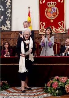 Uruguayan poet Ida Vitale (C) is applauded by Spain s King Felipe VI (L, bottom) and Queen Letizia (2-R) after she received Miguel de Cervantes literature award during the awarding ceremony at Alcala de Henares University, in Alcala de Henares, outside Madrid, Spain, 23 April 2019. The prize, worth at 125,000 euro cash prize, is the most important award to literature in spanish and the awarding ceremony is held each 23 April to mark Miguel de Cervantes death date. Cervantes Literature awarding ceremony !ACHTUNG: NUR REDAKTIONELLE NUTZUNG!  Copyright: xBallesterosx GRAF5857 20190423-636916206954828168