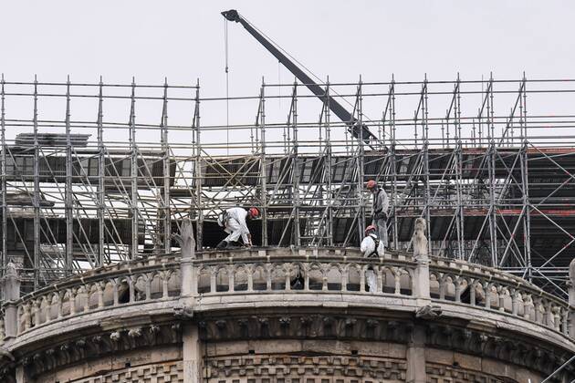 News Themen der Woche KW17 News Bilder des Tages The workers began rebuilding the Notre Dame de Paris Cathedral under the gaze of tourists on April 23, 2019.  JulienxMattiax xLexPictorium LePictorium_0206850