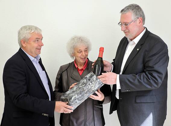 News Themen der Woche KW17 News Bilder des Tages 23.04.2019 Nebra in einer Zeitkapsel, die bei Brückenarbeiten gefunden wurde , fand man eine Flasche Sekt von 1886 aus Freyburg foto: vlnr Ulrich wiegel GF Rotkäppchen, BM Nebra Antje Scheschinski , GF Rotkäppchen Dr. Mike Eberle copyright