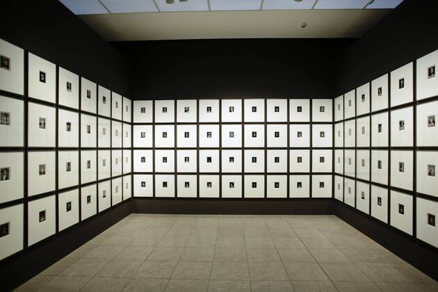 Entertainment Themen der Woche KW17 Entertainment Bilder des Tages 25.04.2019, Berlin, Deutschland - Pressevorbesichtigung zur Ausstellung, Andreas Muehe. Mischpoche, im Hamburger Bahnhof - Museum fuer Gegenwart Ð Berlin. In zwei grossformatigen fotografischen Familienportraits vereint Andreas Muehe, Sohn des verstorbenen Schauspielers Ulrich Muehe, die lebenden wie verstorbenen Mitglieder seiner Familie, muetterlicher- und vaeterlicherseits. Die bereits verstorbenen Personen liess er, von Fotovorlagen ausgehend, in einem komplexen und intensiven Produktionsprozess als verblueffend lebensecht anmutende Skulpturen nachbilden. Foto: Blick in die Ausstellung Andreas Muehe. Mischpoche, im Hamburger Bahnhof - Museum fuer Gegenwart Ð Berlin.