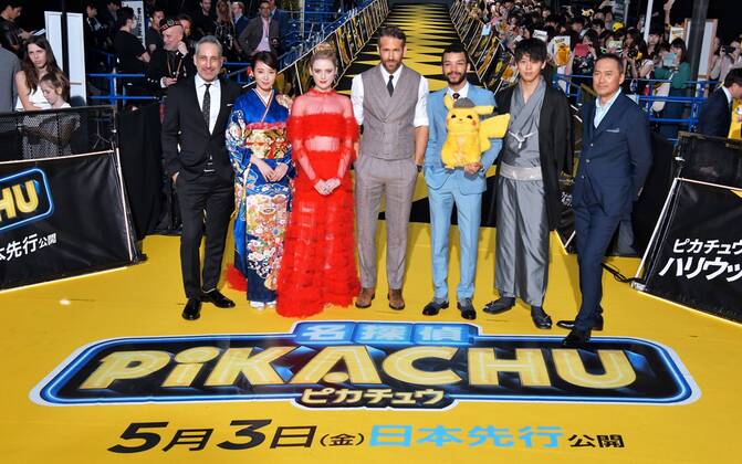 Entertainment Themen der Woche KW17 Entertainment Bilder des Tages Pokemon Premiere in Tokio (L-R)Director Rob Letterman, actors Marie Iitoyo, Kathryn Newton, Ryan Reynolds, Justice Smith, Ryoma Takeuchi and Ken Watanabe pose for camera during the World premiere for the film Pokemon: Detective Pikachu at Godzilla Road of Kabuki-cho in Tokyo, Japan on April 25, 2019.  TKP2019042589 KEIZOxMORI