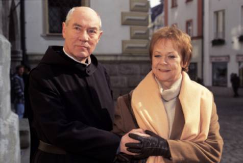 SOPHIE _ SCHLAUER ALS DIE POLIZEI D 1996 Franz-Peter Wirth MARTIN BENRATH (Pater Anselm) und ENZI FUCHS (Sophie Mayerhofer) C42172 Überschrift: SOPHIE _ SCHLAUER ALS DIE POLIZEI D 1996 Copyright: KPA !AUFNAHMEDATUM GESCHÄTZT! UnitedArchives00642844